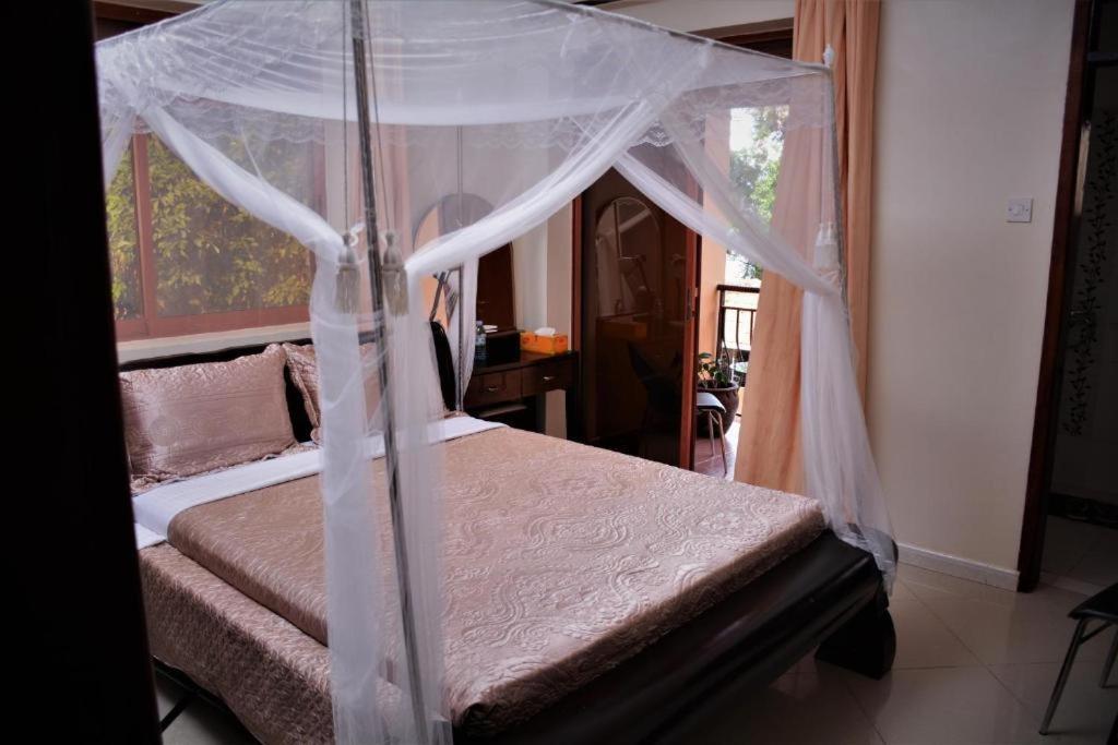 The Palms Beach Hotel And Restaurant Limited Entebbe Exteriör bild