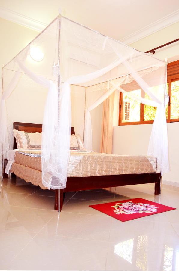 The Palms Beach Hotel And Restaurant Limited Entebbe Exteriör bild